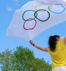 drapeau-olympique-jeune-femme.