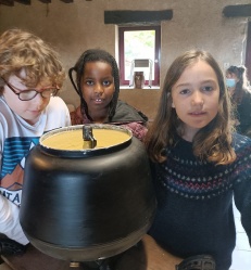 enfant-fabrication-beurre-ferme-sainte-yviere.
