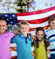 Enfants devant le drapeau américain