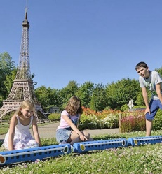 enfants-tour-eiffet-france-miniature.