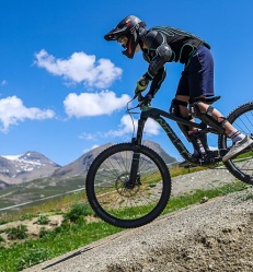 vtt-descente-jeune-garcon-2-alpes.