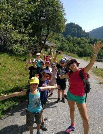 Enfants en balade dans le cadre d'une colonie de vacances dans les Alpes