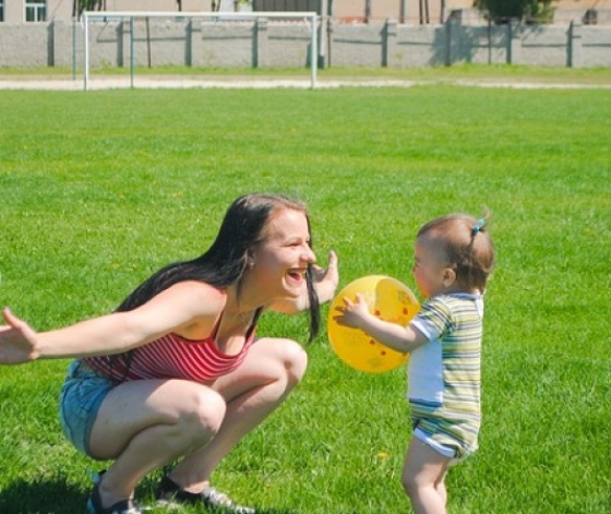 Babysitter bilingue qui s'occupe d'une petite fille