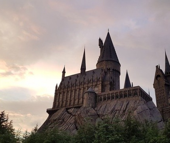 Château de l'école Poudlard de la saga Harry Potter (Château de Hogwarts dans la version originale)