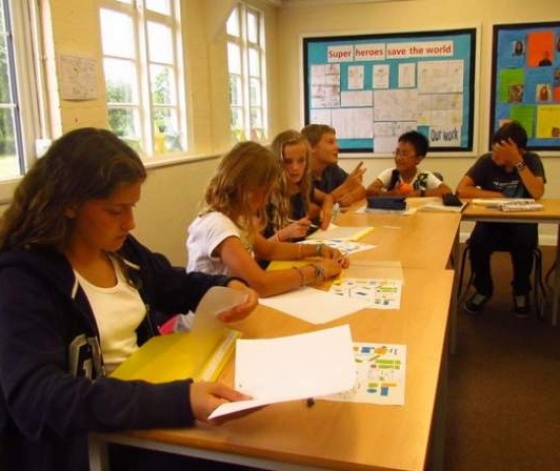 Collégiens travaillant l'anglais dans une salle de classe