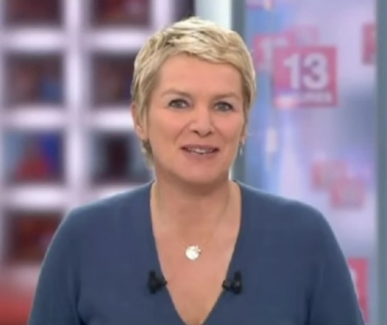 Elise Lucet présentatrice du journal de 13h de France 2 sur le plateau