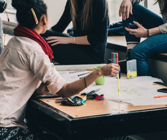 Groupe d'étudiants travaillant sur un projet dans le cadre du programme Erasmus