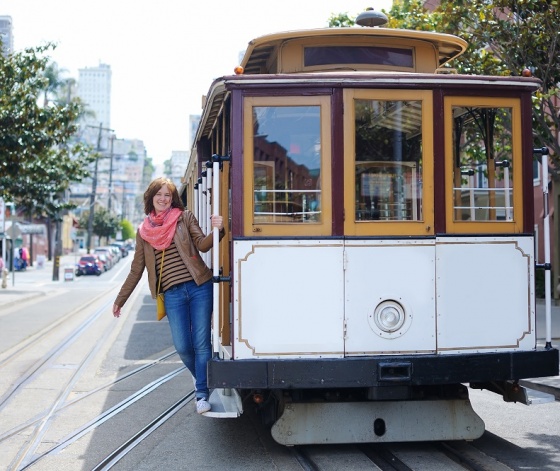 Femme à l'arrière d'un tramway dans une rue de San Francisco aux Etats-Unis