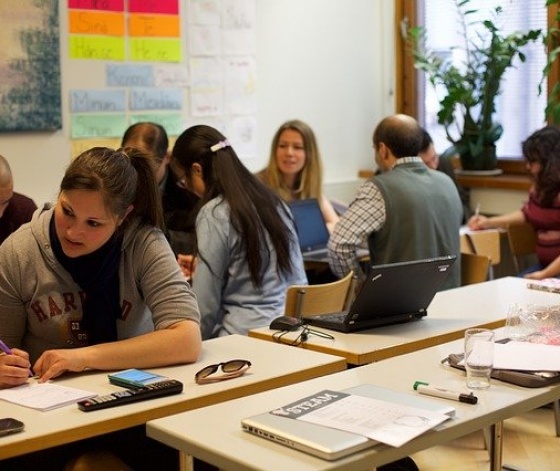 Groupe d'adultes en salle de classe lors d'une formation linguistique dans le cadre du DIF