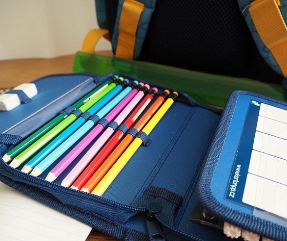 Trousse avec des crayons de couleurs préparés pour la rentrée des classes