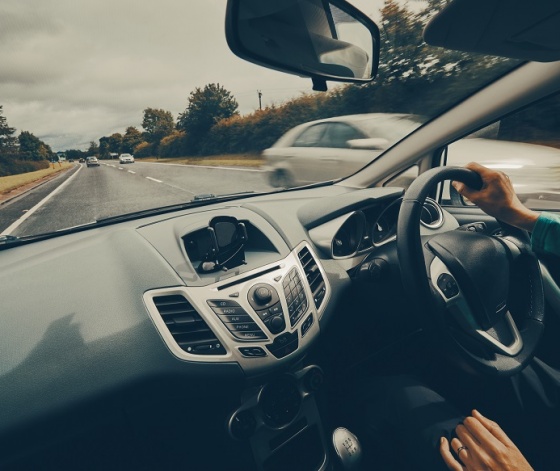 Vue de l'intérieur d'une voiture anglaise roulant à gauche et avec le volant à droite en Angleterre