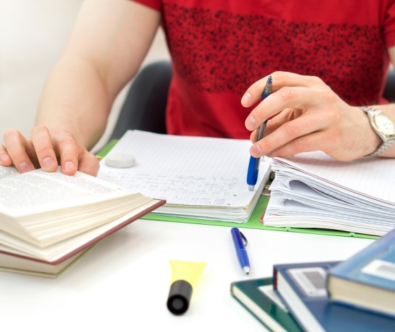 Lycéen révisant le Bac dans une bibliothèque