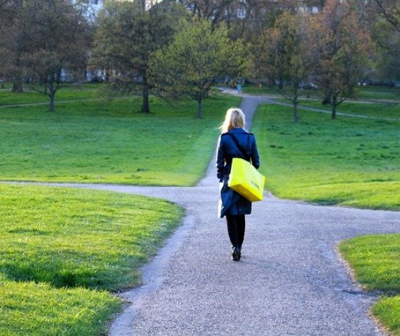 Lycéenne devant choisir son chemin dans un parc public