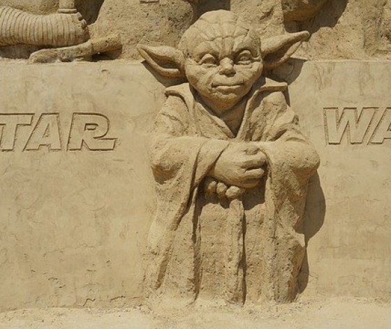 Maitre Yoda de la saga Star Wars sculpté dans le sable