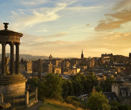 Vue d'Edimbourg depuis la colline Calton Hill avec au premier plan le monument Dugald Stewart