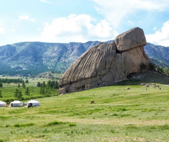 Photo du parc national de Gorkhi-Terelj en Mongolie avec au premier plan le Rocher de la Tortue