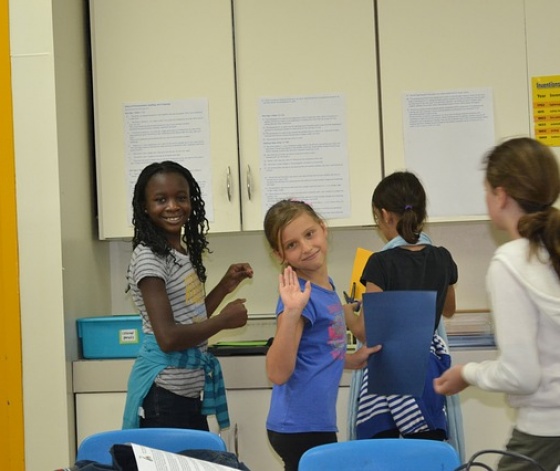 Ecolières scolarisées dans un classe bilingue