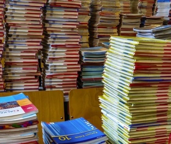 Piles de livres de terminale dans une réserve de lycée