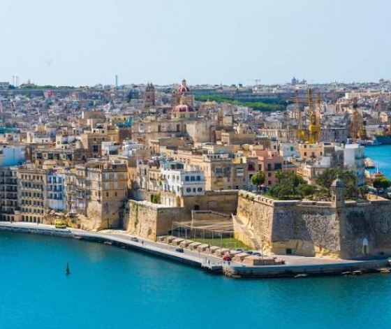 Vue sur le port de La Valette à Malte avec fortifications