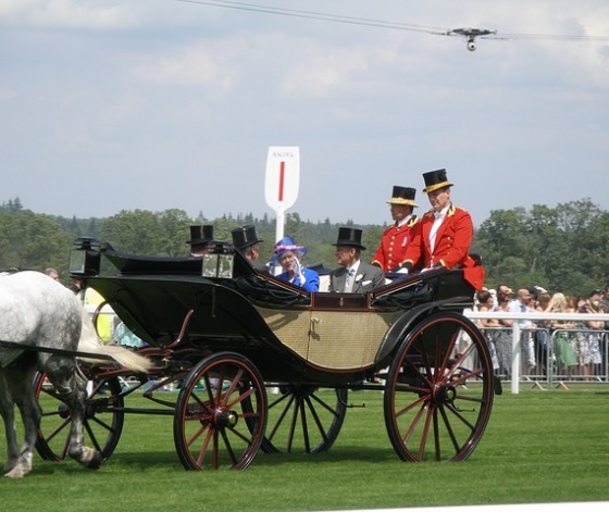 La reine d'Angleterre en visite à Ascot dans sa calèche