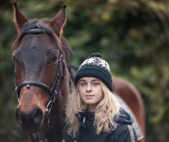 Jeune fille et son cheval dans le cadre du salon du cheval 2017