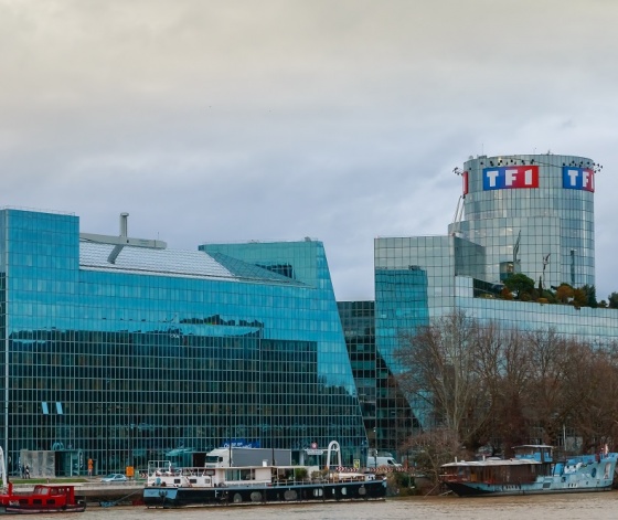 Studios et tour de la chaîne de télévision TF1 à Boulogne Billancourt en bord de Seine