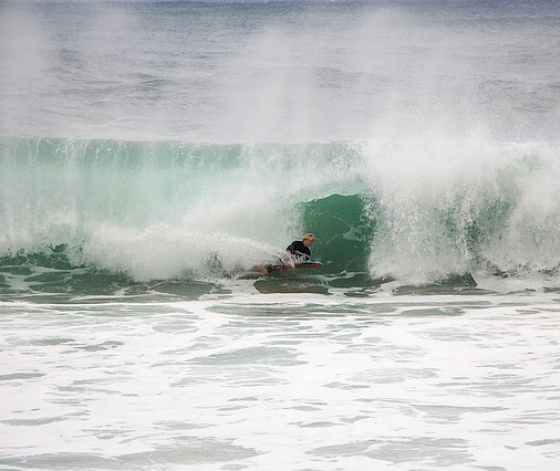 Surfeur dans un rouleau à Hawaï