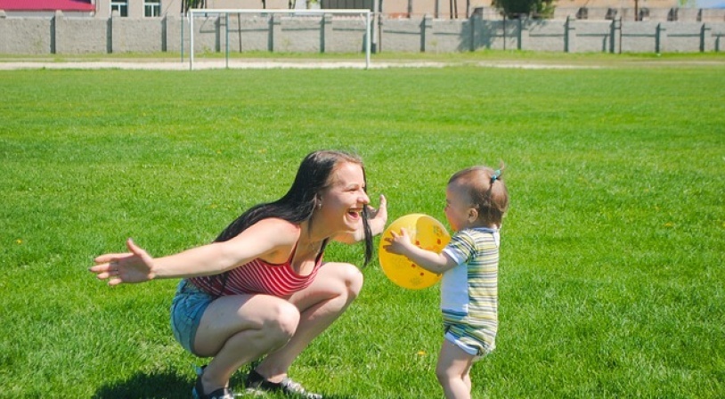 Babysitter bilingue qui s'occupe d'une petite fille