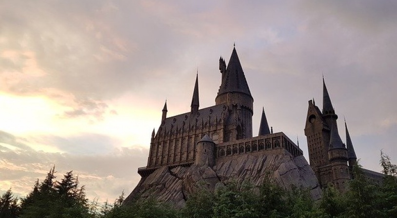 Château de l'école Poudlard de la saga Harry Potter (Château de Hogwarts dans la version originale)