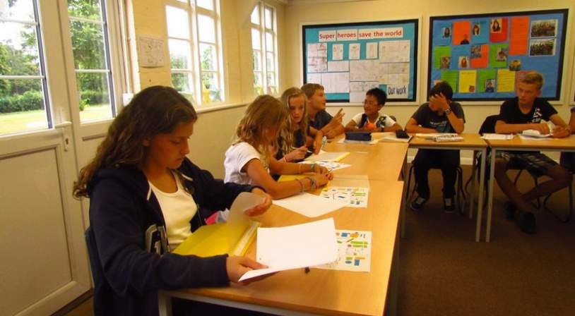 Collégiens travaillant l'anglais dans une salle de classe