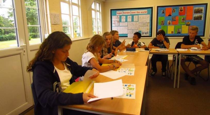Collégiens dans une classe Collégiens travaillant l'anglais dans une salle de classe