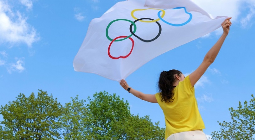 drapeau-olympique-jeune-femme.