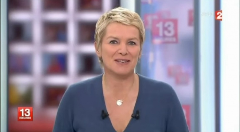 Elise Lucet présentatrice du journal de 13h de France 2 sur le plateau