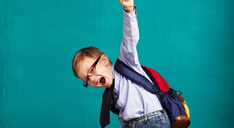 Garçon content de la rentrée des classes Jeune écolier content de reprendre le chemin de l'école
