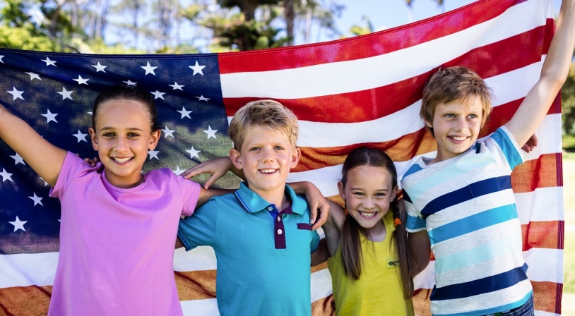 Enfants devant le drapeau américain