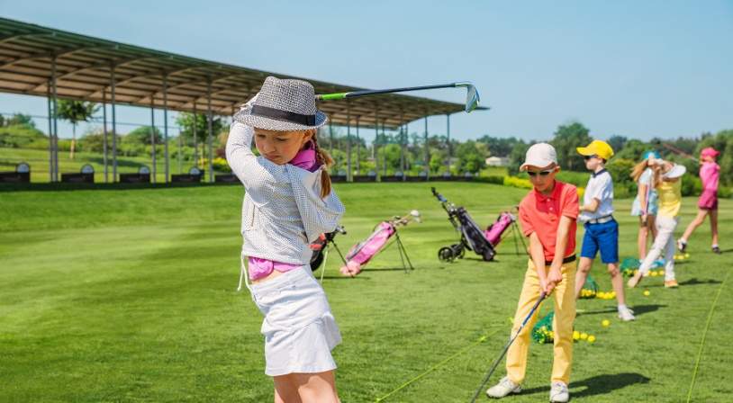 enfants-jouant-au-golf.