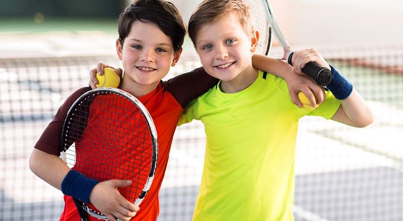 enfants-jouant-au-tennis.