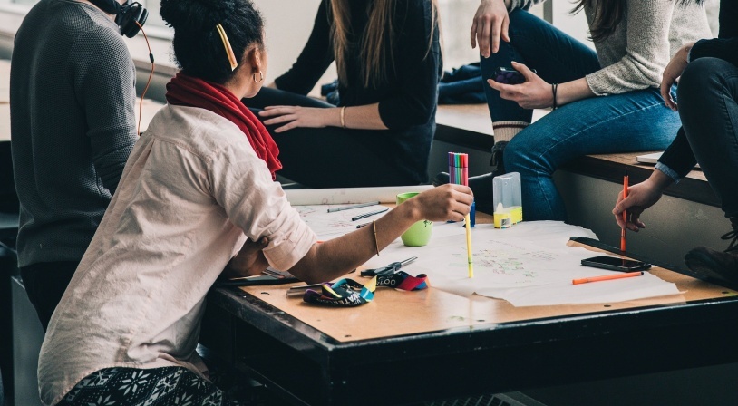 Groupe d'étudiants travaillant sur un projet dans le cadre du programme Erasmus