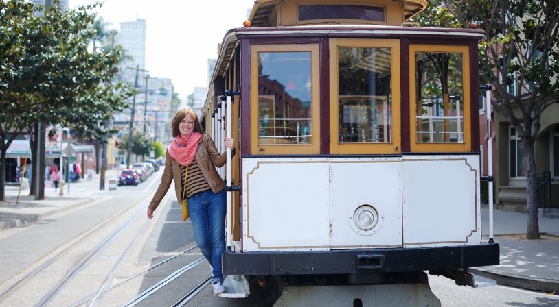 Femme à l'arrière d'un tramway dans une rue de San Francisco aux Etats-Unis