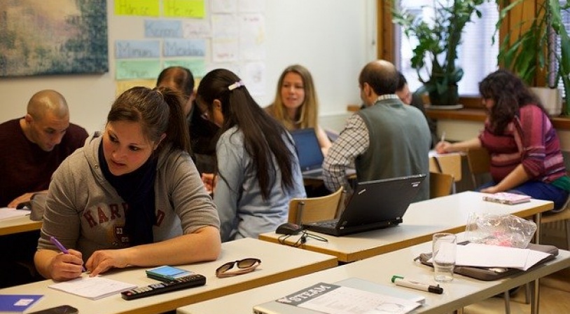 Groupe d'adultes en salle de classe lors d'une formation linguistique dans le cadre du DIF