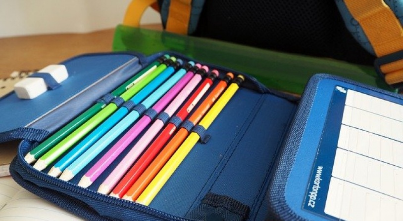 Trousse avec des crayons de couleurs préparés pour la rentrée des classes