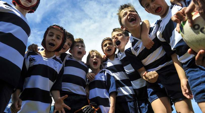 groupe d'enfants jouant au rugby groupe d'enfants jouant au rugby