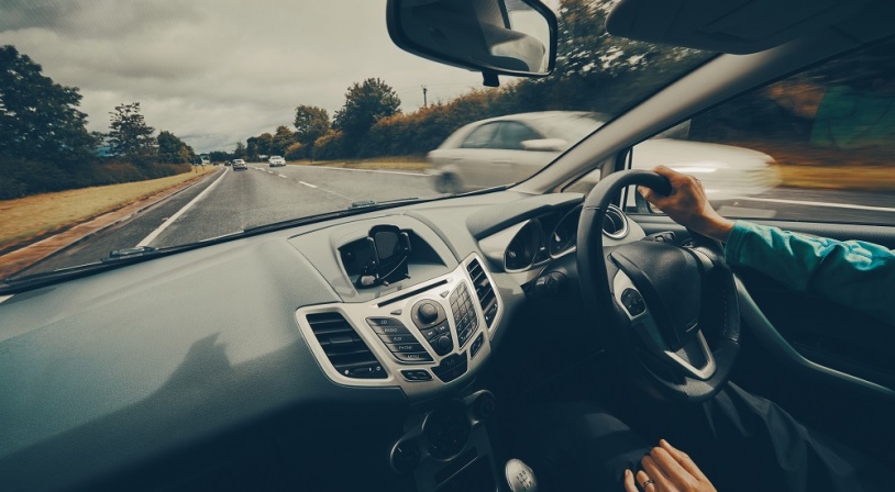 Vue de l'intérieur d'une voiture anglaise roulant à gauche et avec le volant à droite en Angleterre