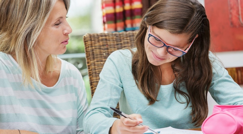 Jeune fille avec son professeur particulier d'anglais