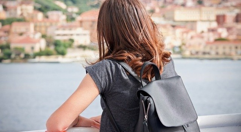 Adolescente regardant la mer lors d'un voyage linguistique