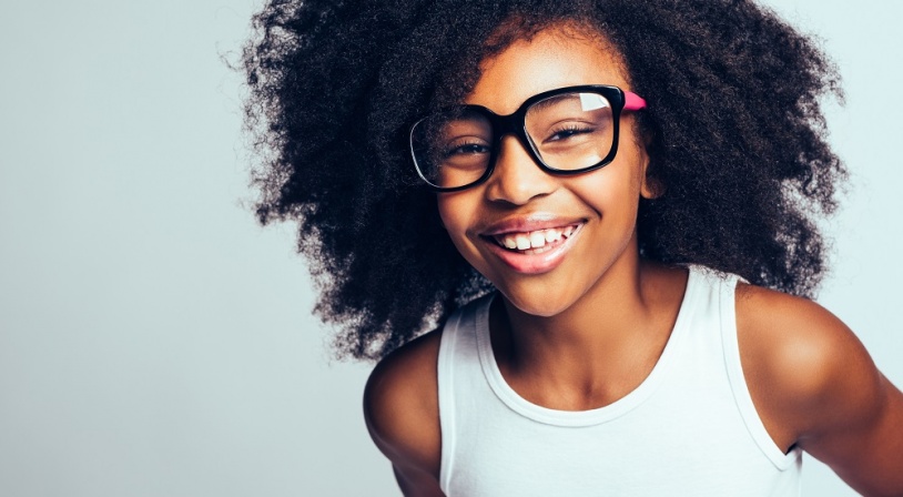 Jeune fille avec des lunettes d'origine africaine souriant