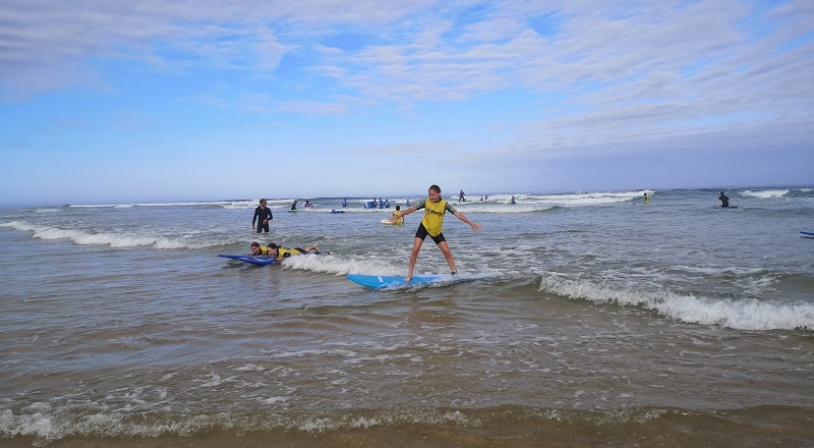 fille-vague-surf-vieux-boucau.