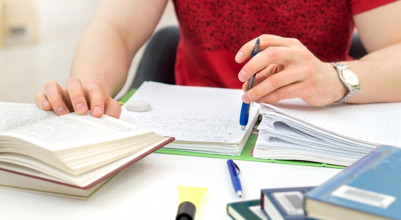 Révision du Bac Lycéen révisant le Bac dans une bibliothèque