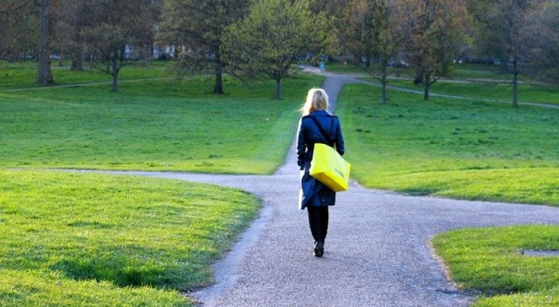 Lycéenne devant choisir son chemin dans un parc public