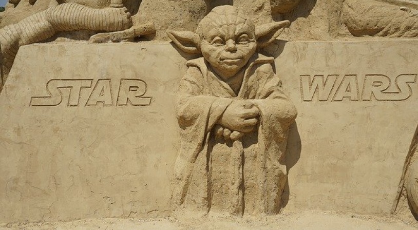Maitre Yoda de la saga Star Wars sculpté dans le sable